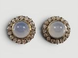 une photo d'une paire de boucles d'oreilles ornées de lunes et de diamants