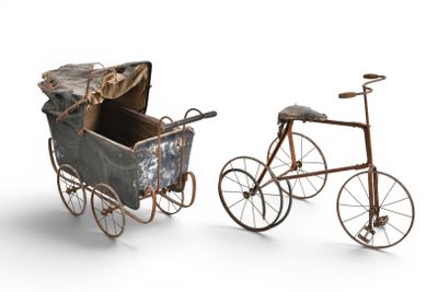 deux vélos à l'ancienne qui sont garés l'un à côté de l'autre