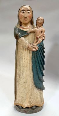 statue en bois d'une femme tenant un enfant dans ses bras
