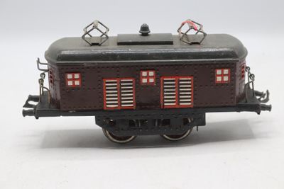 un wagon de train miniature posé sur une surface blanche