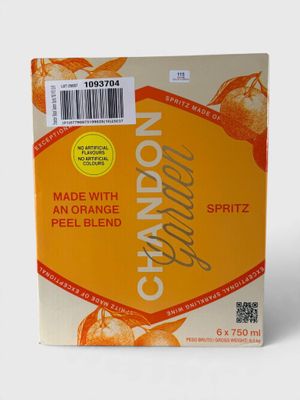 une photo d'un carton de jus d'orange posé sur une table blanche