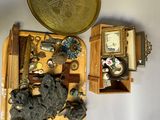un grand nombre d'objets posés sur une table