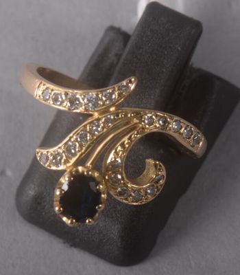 une image représentant une bague en or sertie de pierres noires et blanches