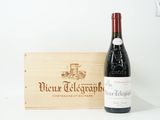 une bouteille de vin posée à côté d'une caisse en bois