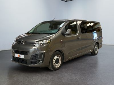 une camionnette Citroën dans un showroom aux murs blancs et au sol noir