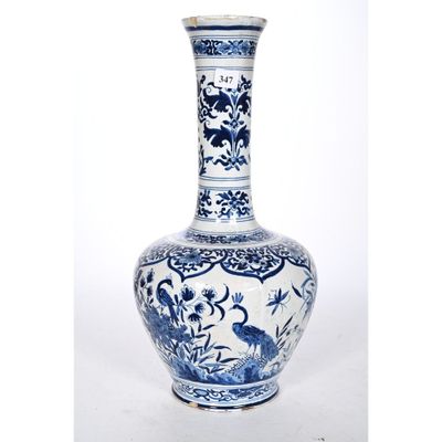 un vase bleu et blanc avec un oiseau dessus