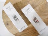deux tubes de crème posés sur une table en bois
