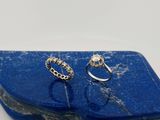 une paire de bagues en argent surmontées d'une pierre bleue