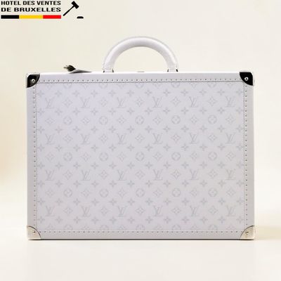 une valise blanche posée sur une surface blanche