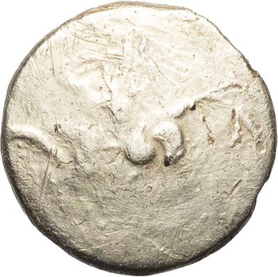 gros plan d'une pièce de monnaie sur une surface blanche