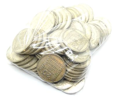 un sac de pièces posé sur une table blanche