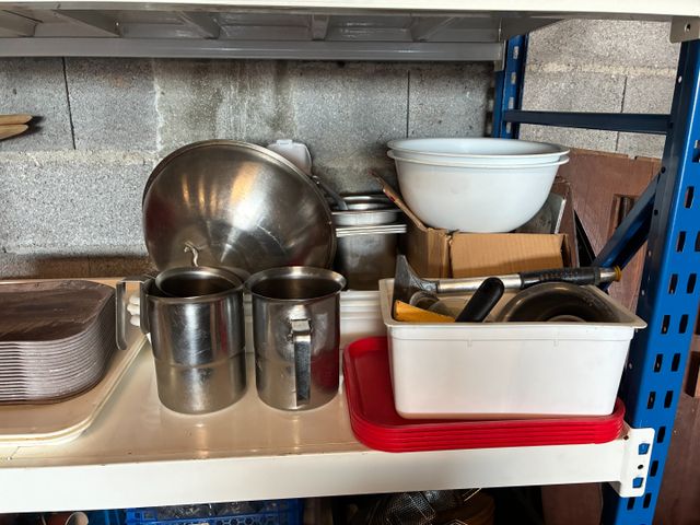 Lot d’ustensiles, batteries de casserole inox, cul de poules inox...