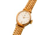 une image d'un gros plan d'une montre-bracelet sur un fond blanc