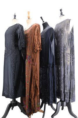 trois robes sur un mannequin, posées sur un fond blanc