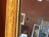 un miroir avec la photo d'une femme