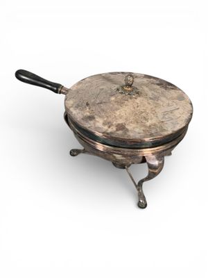 Rechaud avec trépied et sauteuse couverte en métal argenté, …