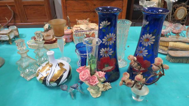 Paire de vases verre bleuté à décor peint, vase porcelaine de sty...