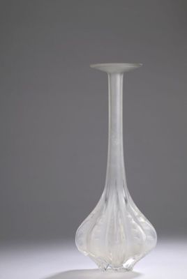 un vase en verre posé sur une table