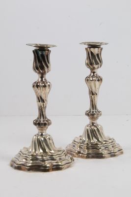 paire de chandeliers en argent sur fond blanc