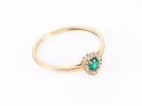 une bague en or sertie d'une émeraude et de diamants