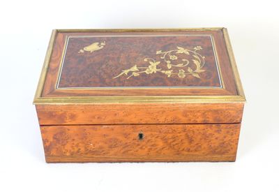 Coffret en placage de loupe marqueté de laiton.
