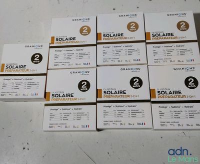 six cartons de produits Solare sont empilés les uns sur les autres