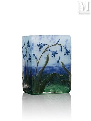 un vase en verre orné d'un motif floral bleu