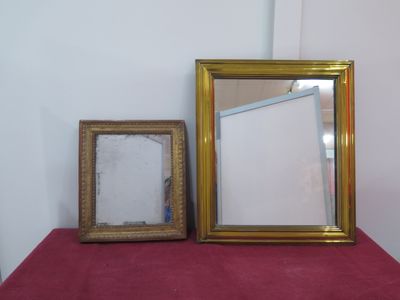 un miroir et un cadre photo posés sur une table