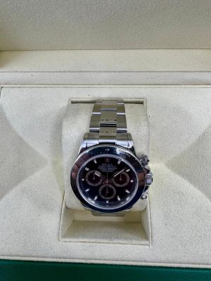 la montre se trouve dans la boîte, avec la montre à l'intérieur
