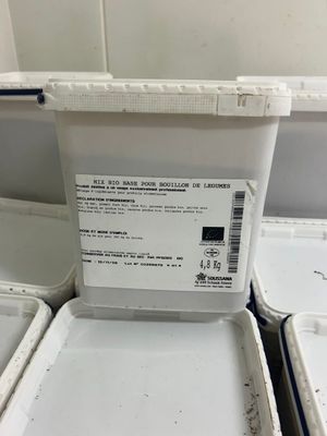 plusieurs récipients de nourriture sont empilés les uns sur les autres
