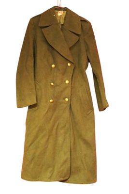 une image représentant un manteau accroché à un cintre