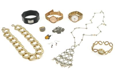 plusieurs types de bijoux différents sur une surface blanche