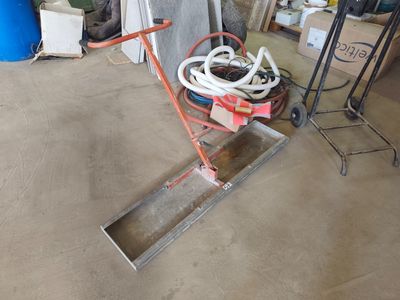 une machine placée au milieu d'une pièce