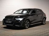 L'Audi Q3 est garée dans un garage dont le sol est à damier.