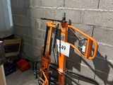 une petite machine qui se trouve dans le coin d'une pièce