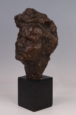 un buste d'homme en bronze sur un socle en marbre noir