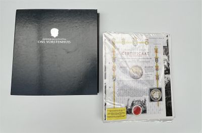 le contenu d'une boîte noire renfermant une montre et un étui à montre