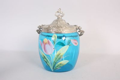 un vase bleu orné de fleurs peintes et muni d'un couvercle en argent