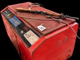 une boîte rouge sur laquelle est posée une batte de baseball