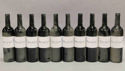 six bouteilles de vin alignées sur une table