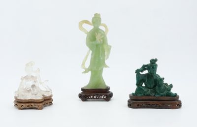 Lot comprenant: Divinité féminine en pierre dure verte, socl…