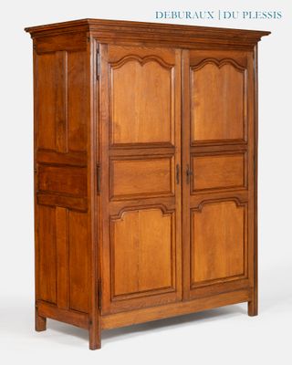 une photo d'une grande armoire en bois à deux portes