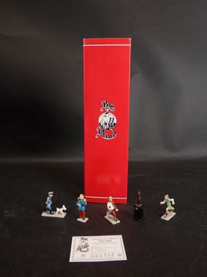 des figurines représentant un groupe de personnes debout devant une boîte rouge