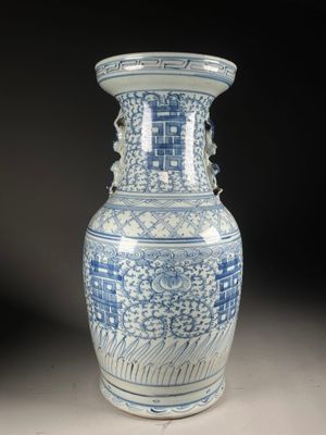 CHINE - Fin du XIXe sièccle. VASE balustre à décor d'idéogra…