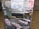 un chariot métallique contenant tout un tas d'objets