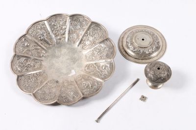 une image représentant une assiette en argent avec un manche en argent et une assiette en argent avec un manche en argent