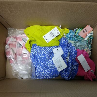 Lot d'environ 37 vêtements de diverses tailles et marques do…