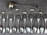 beaucoup de cuillères en argent et de cuillères à soupe sur la table