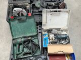 un grand nombre d'outils posés sur le sol