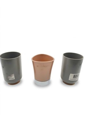 trois tasses posées les unes à côté des autres sur une surface blanche